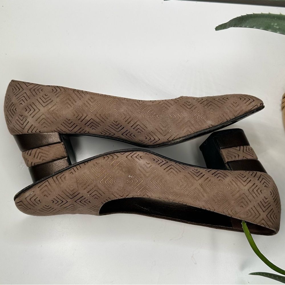 Vtg Salvatore Ferragamo Block Heel Pumps Geometric Embossed Suede Italy Made 9 - Picture 6 of 11